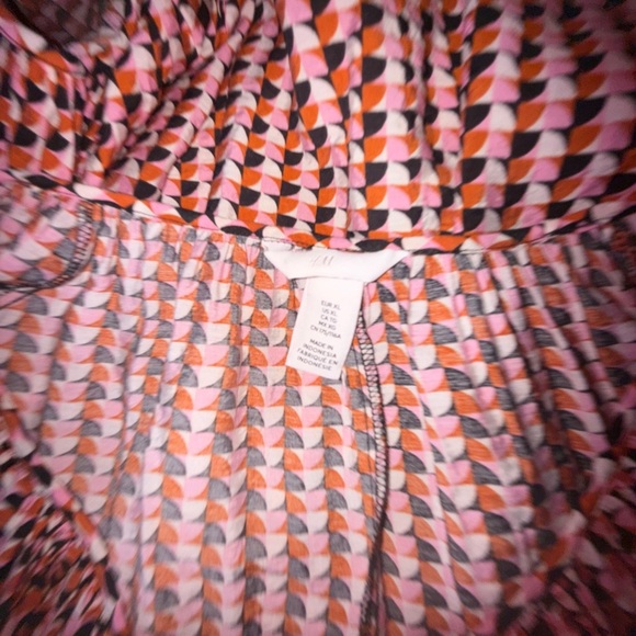 H&M Balloon-Sleeved Crêpe Mini Dress with a fun and colorful geometric pattern - Picture 8 of 8